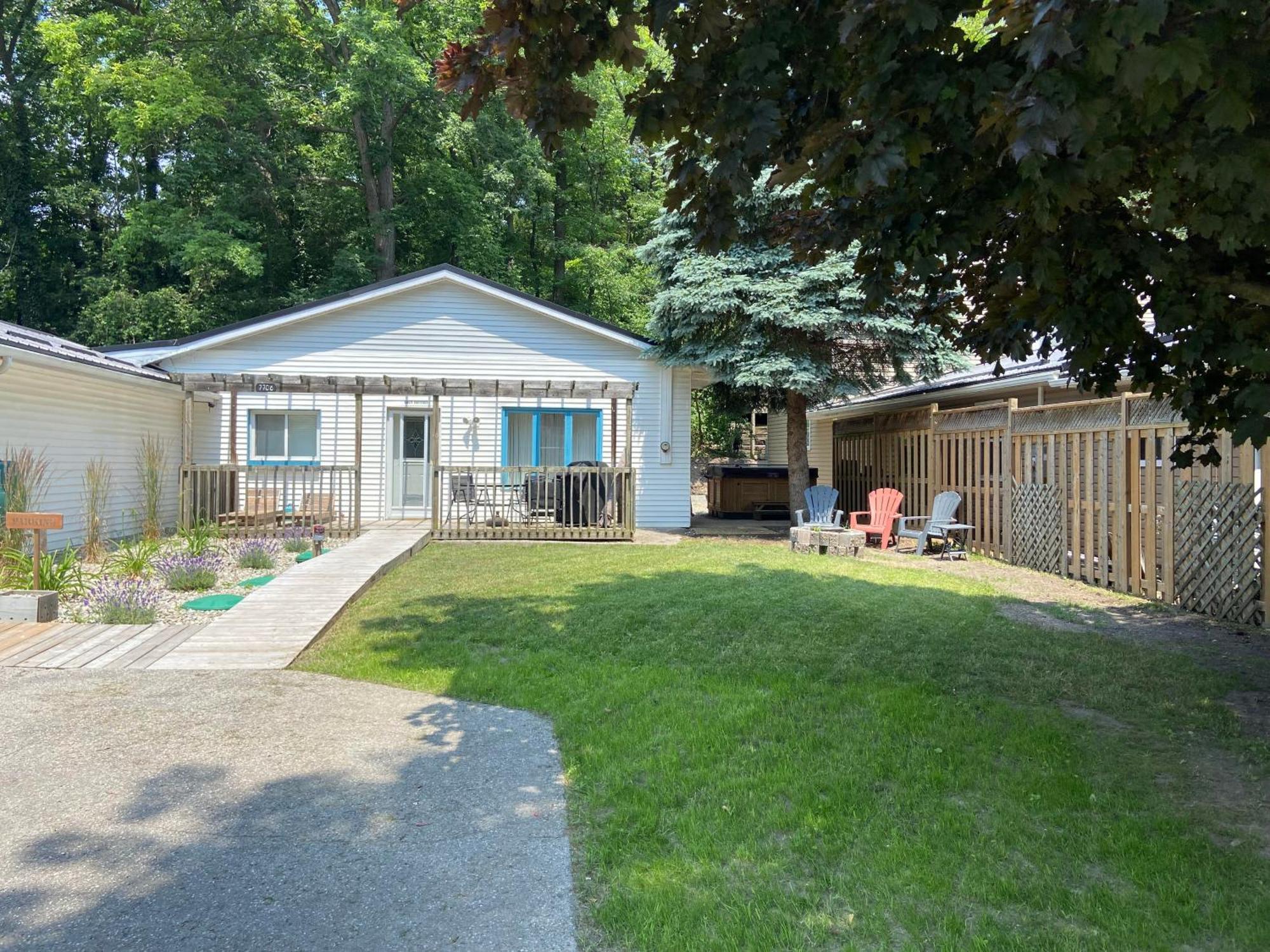 Cozy Cottage Retreat Lambton Shores エクステリア 写真