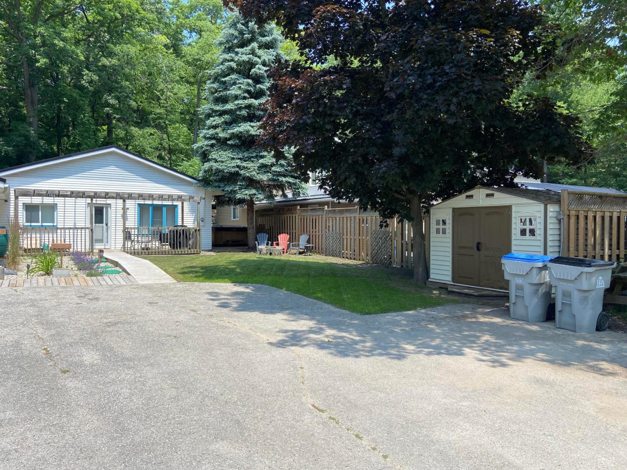 Cozy Cottage Retreat Lambton Shores エクステリア 写真